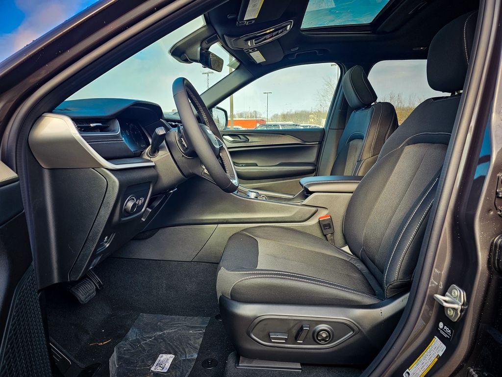 2025 Jeep Grand Cherokee GRAND CHEROKEE LAREDO X 4X4