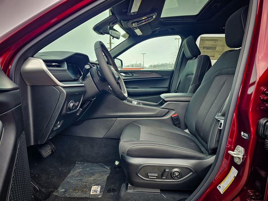 2025 Jeep Grand Cherokee GRAND CHEROKEE LAREDO X 4X4