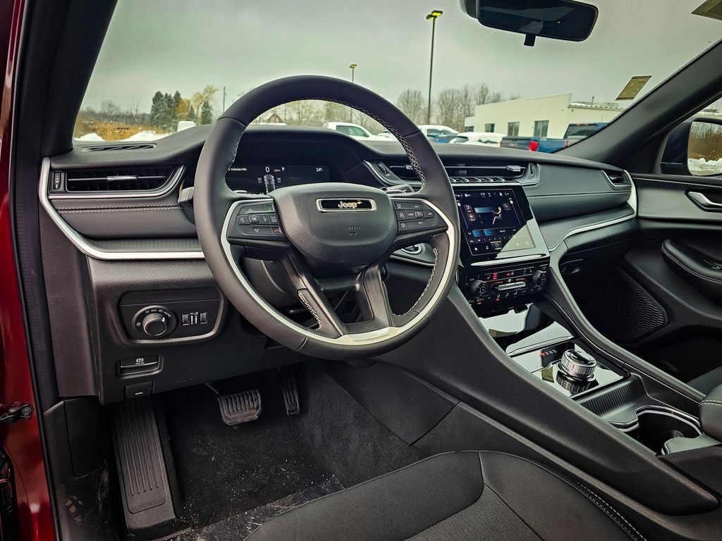 2025 Jeep Grand Cherokee GRAND CHEROKEE LAREDO X 4X4