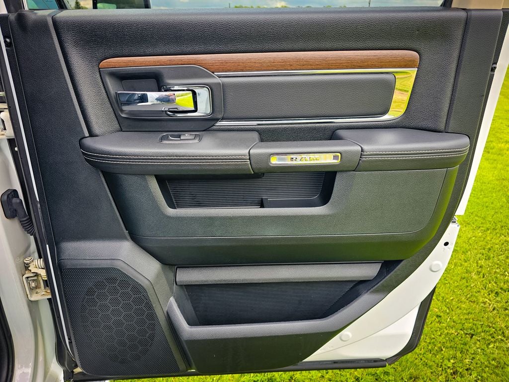 2017 RAM 1500 Laramie Crew Cab 4x4 5'7' Box
