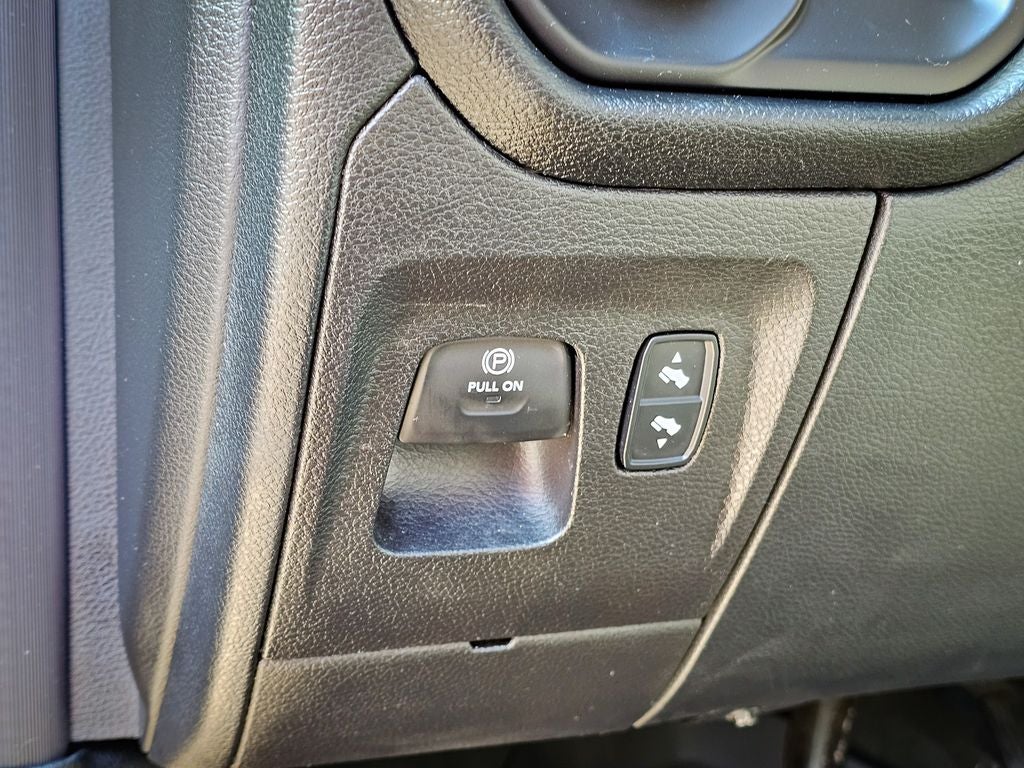 2021 RAM 1500 Big Horn Crew Cab 4x4 5'7' Box