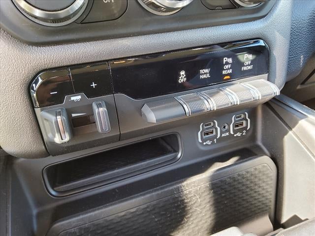 2020 RAM 1500 Big Horn Crew Cab 4x4 5'7' Box