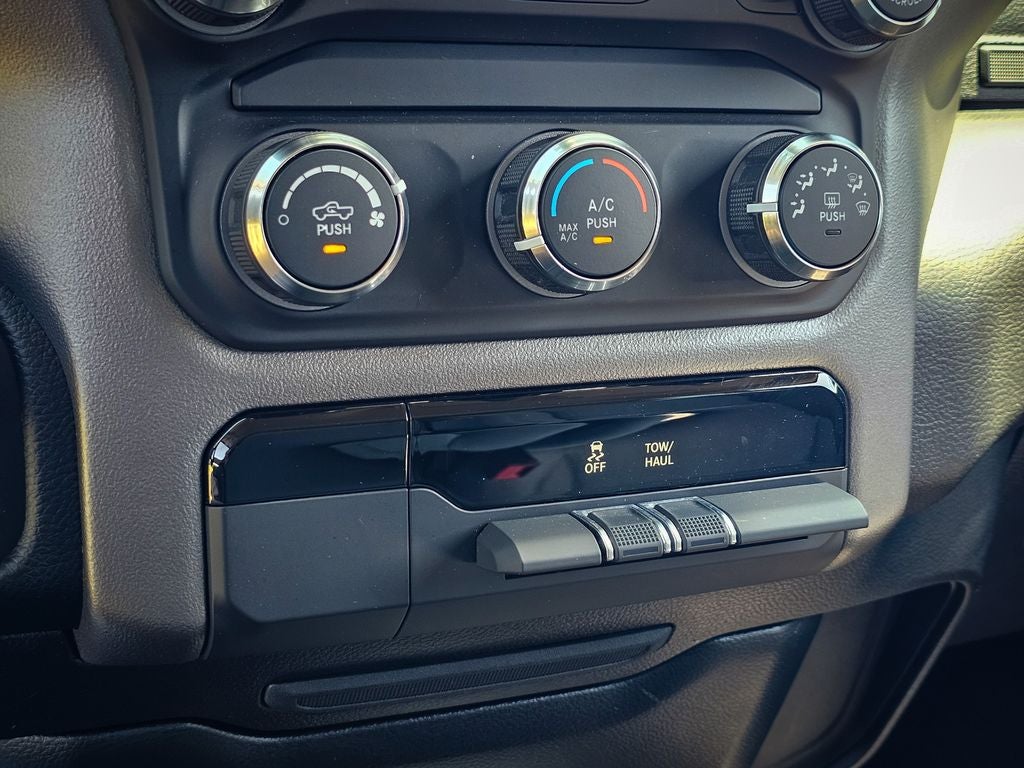 2020 RAM 1500 Big Horn Crew Cab 4x4 5'7' Box