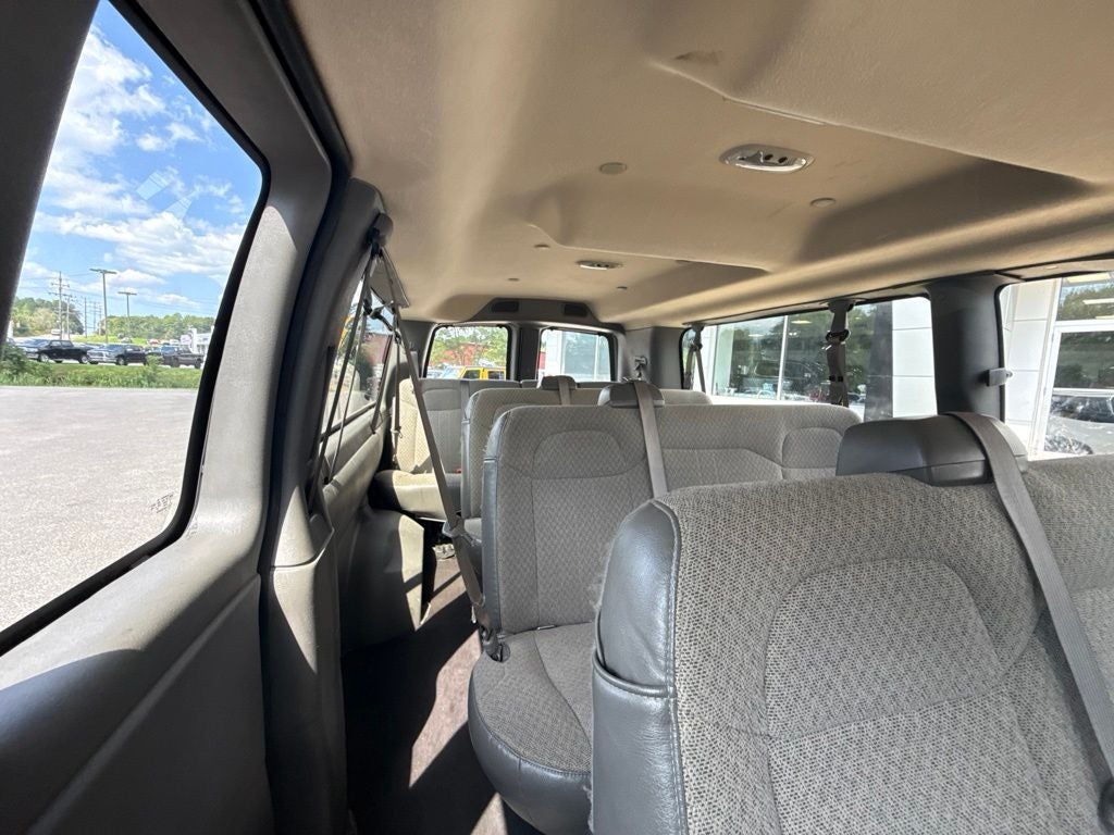 2025 GMC Savana Passenger RWD 3500 Extended Wheelbase LT