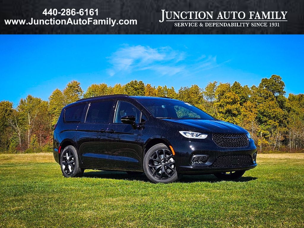 2026 Chrysler Pacifica Limited's photo