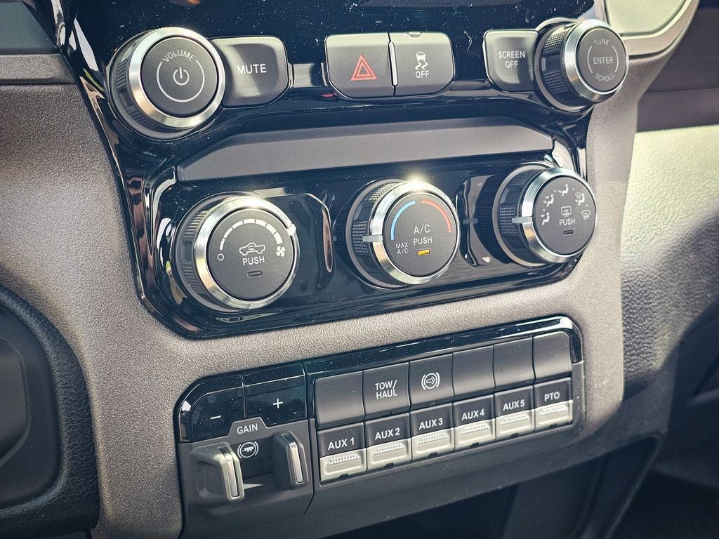 2026 RAM Ram 5500 Chassis Cab RAM 5500 TRADESMAN CHASSIS REGULAR CAB 4X4 84' CA