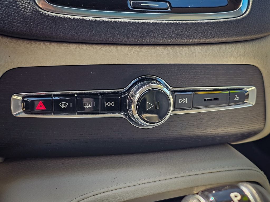 2020 Volvo XC90 T6 Momentum 6 Passenger