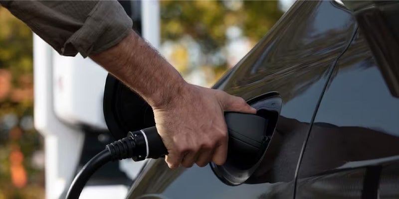 pacifica hybrid interior tech Junction CDJR in Chardon OH